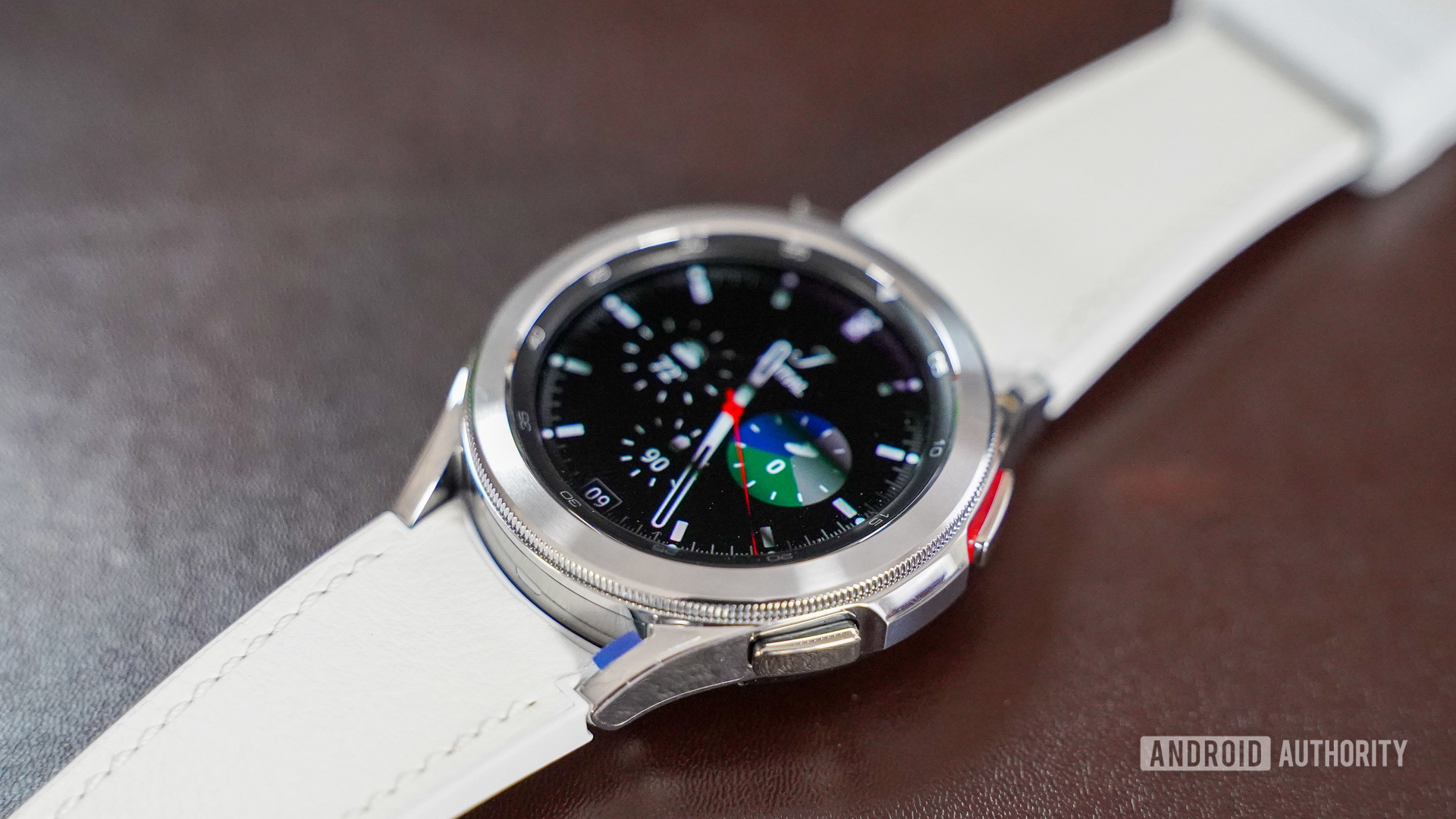 Samsung Galaxy Watch 4 Classic en blanco perfil derecho