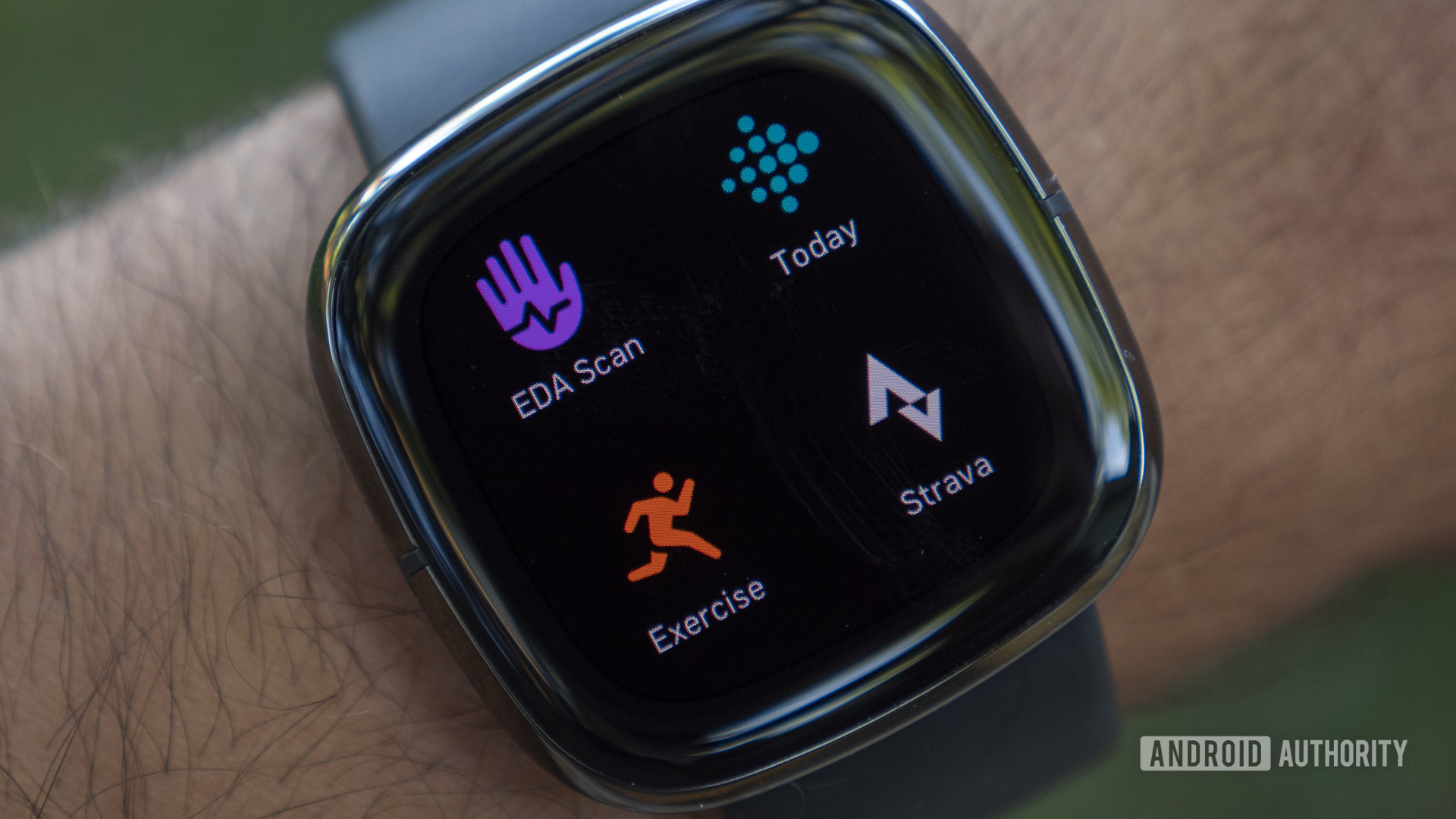Fitbit Sense revisa la carátula del reloj que muestra aplicaciones para hacer ejercicio, Strava y escaneo EDA
