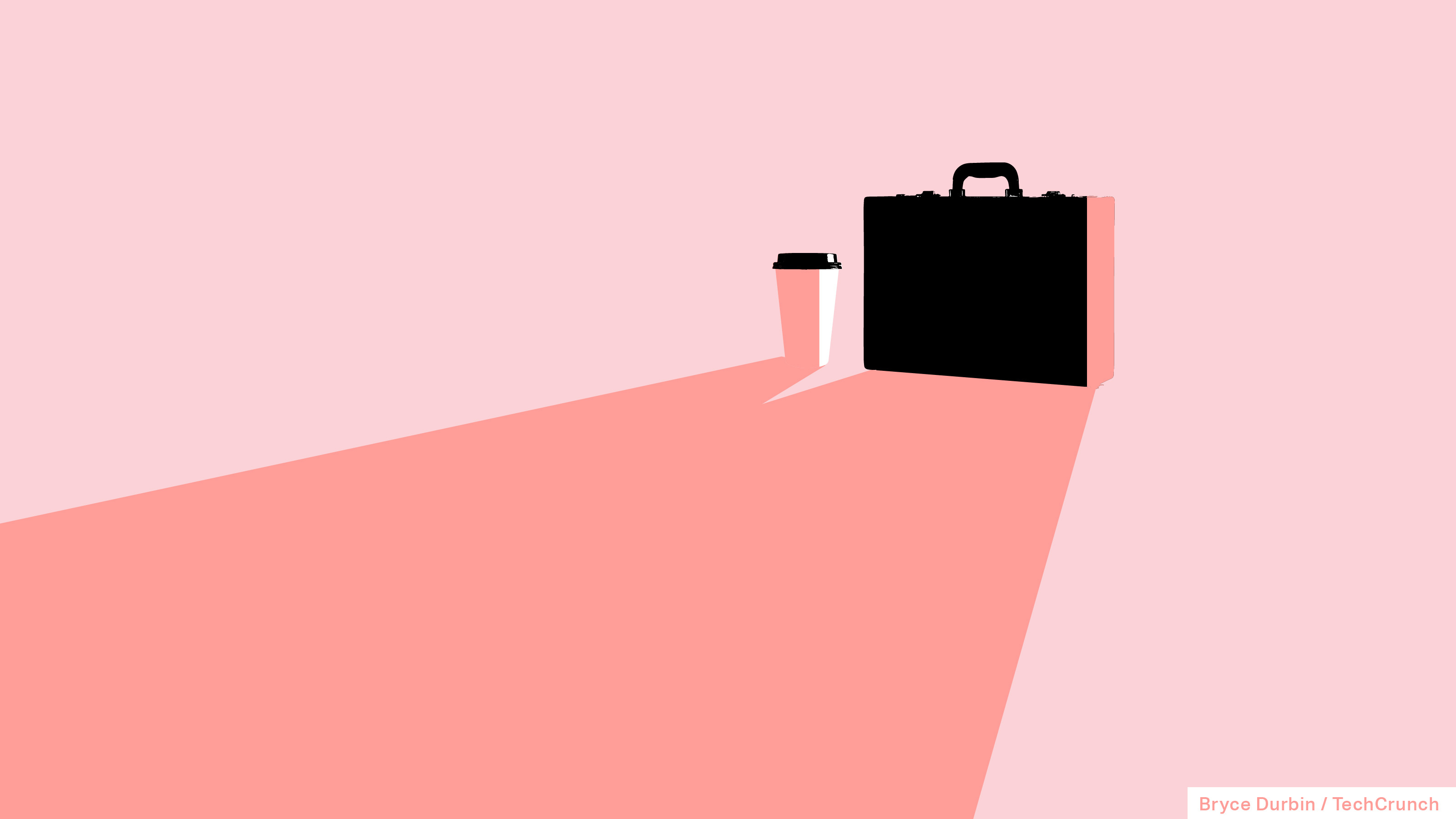 Una taza de café y un maletín en rosa milenario para representar el auge de la "jefa de chicas" término.
