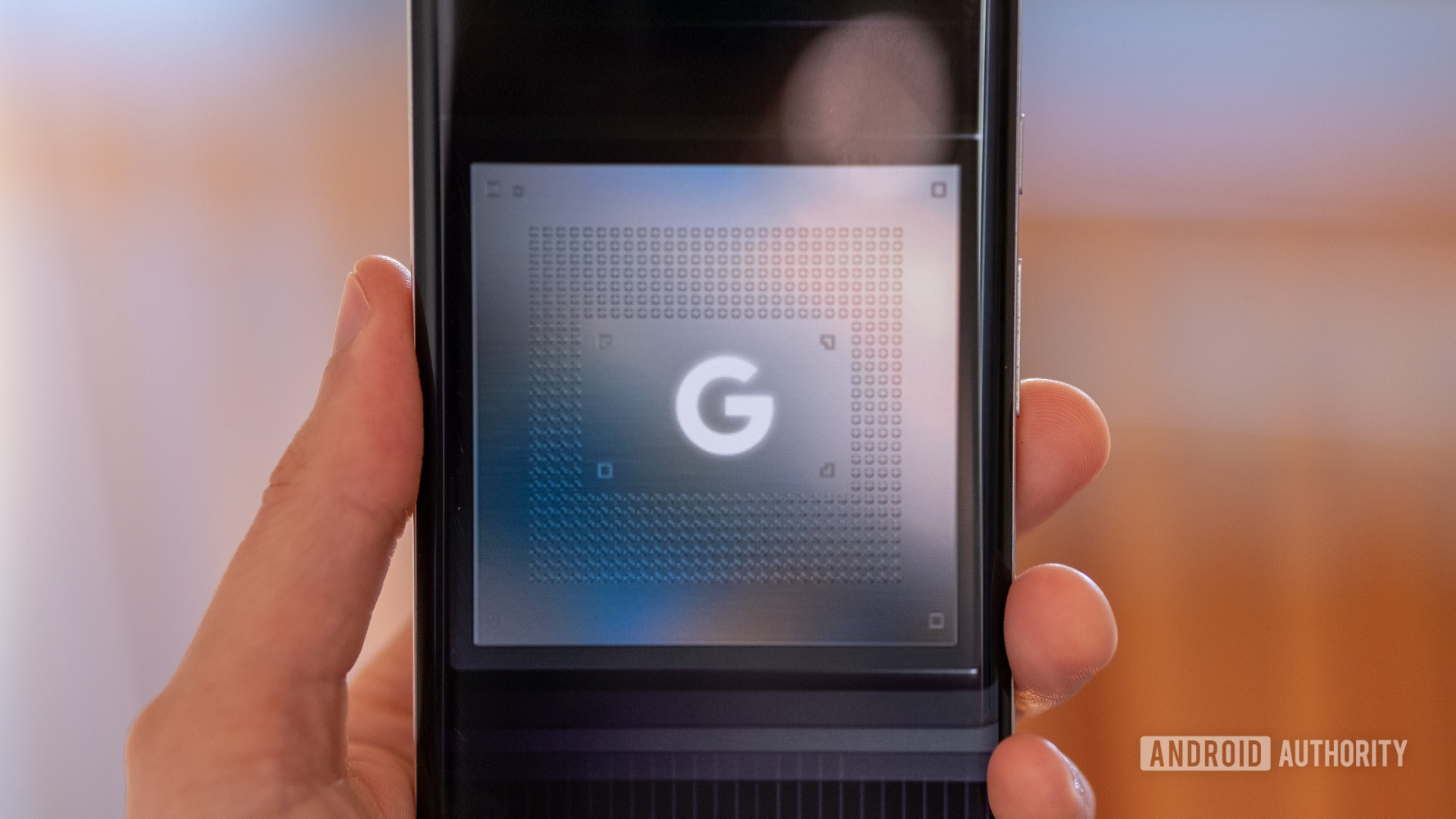 Teléfono con el logotipo del chip Google Tensor en la mano