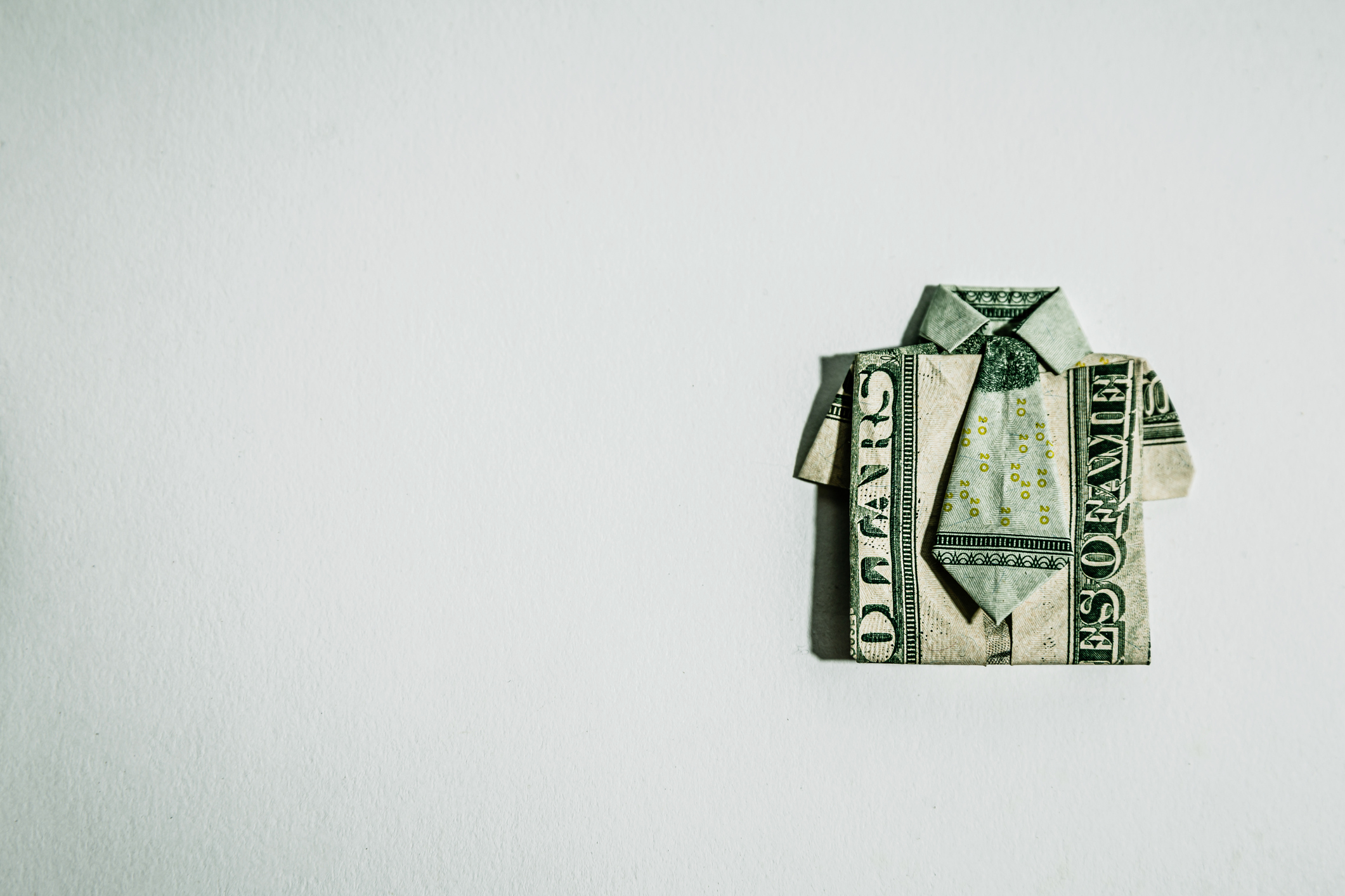 Camisa y corbata de origami hechas con billetes de 20 dólares estadounidenses;  contratar trabajadores independientes para reducir la tasa de consumo