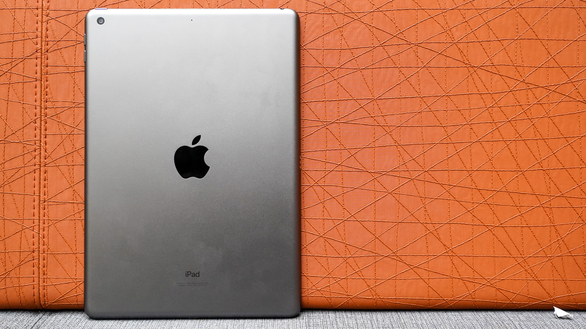 Panel trasero del Apple iPad 2021 que muestra el logotipo de Apple