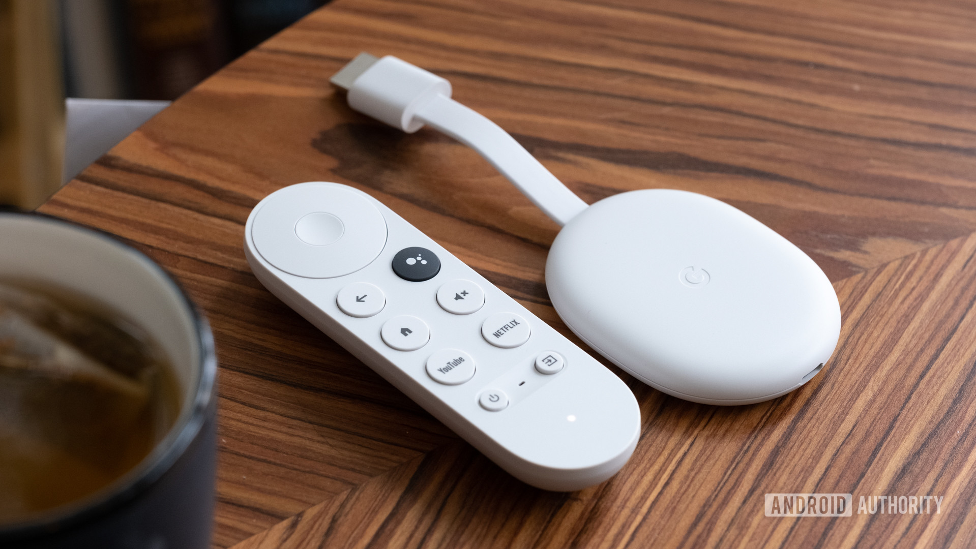 Google Chromecast con Google TV en una foto estilo mesa