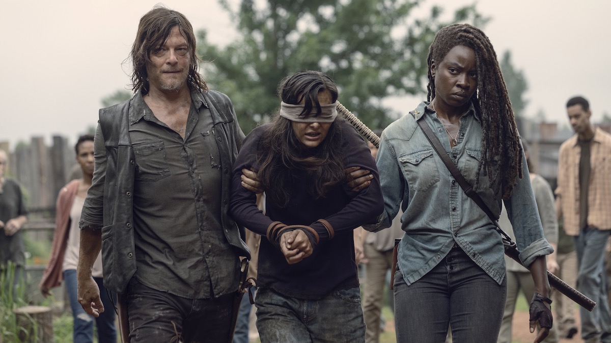Danai Gurira como Michonne y Norman Reedus como Daryl Dixon escoltan a un prisionero en The Walking Dead