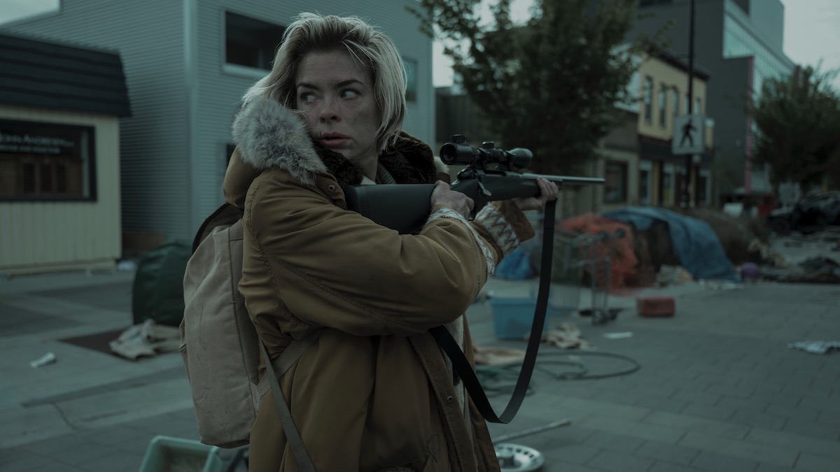 Jaime King apunta con un rifle mientras mira hacia atrás en una calle desierta en Black Summer: los mejores programas como Resident Evil en Netflix