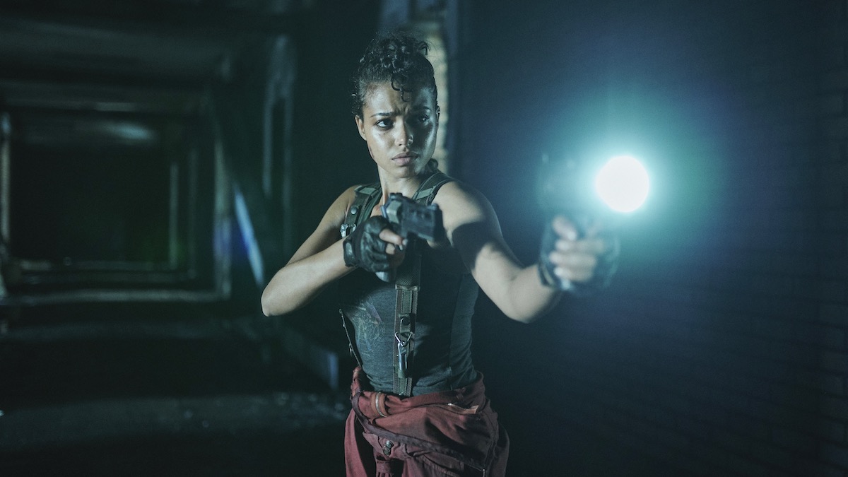 Ella Balinska apunta con un arma dentro de un túnel oscuro en Resident Evil en Netflix - revisión