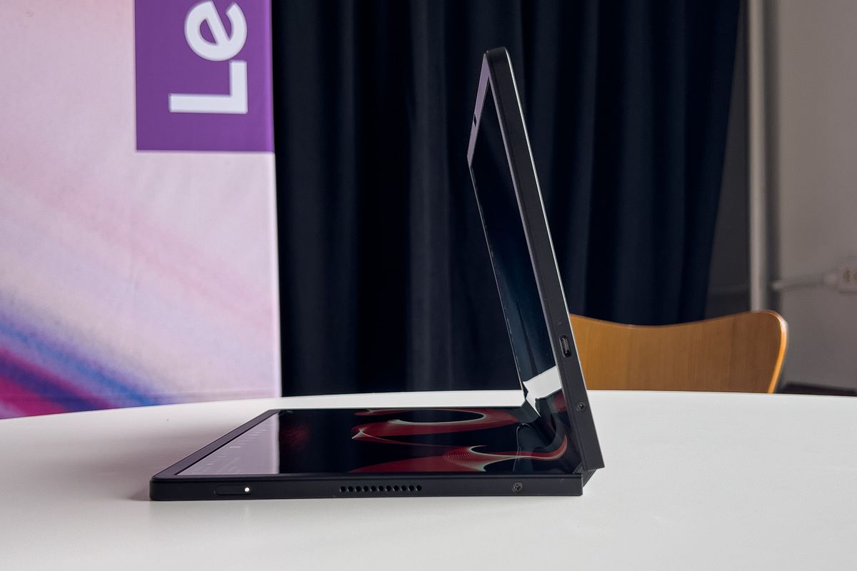 El ThinkPad X1 Fold visto desde el lado derecho en un área de demostración.