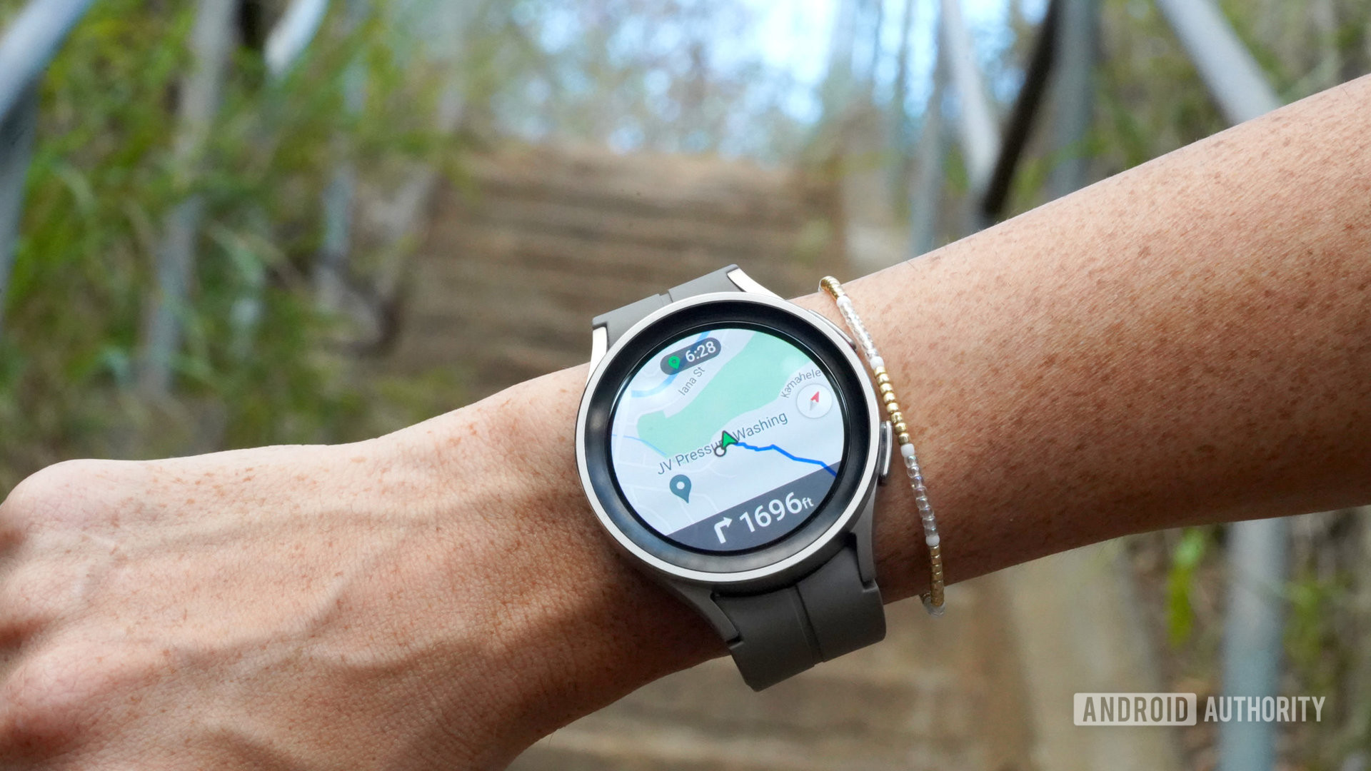 Un usuario de Samsung Galaxy Watch 5 Pro sigue una ruta .GPX cargada.