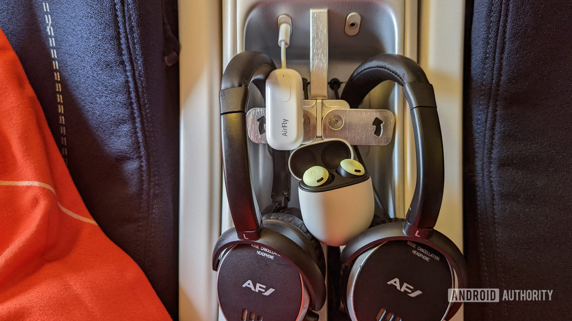 Airfly Pro conectado a la consola de pasajeros de un avión de Air France con Google Pixel Buds Pro y auriculares de Air France