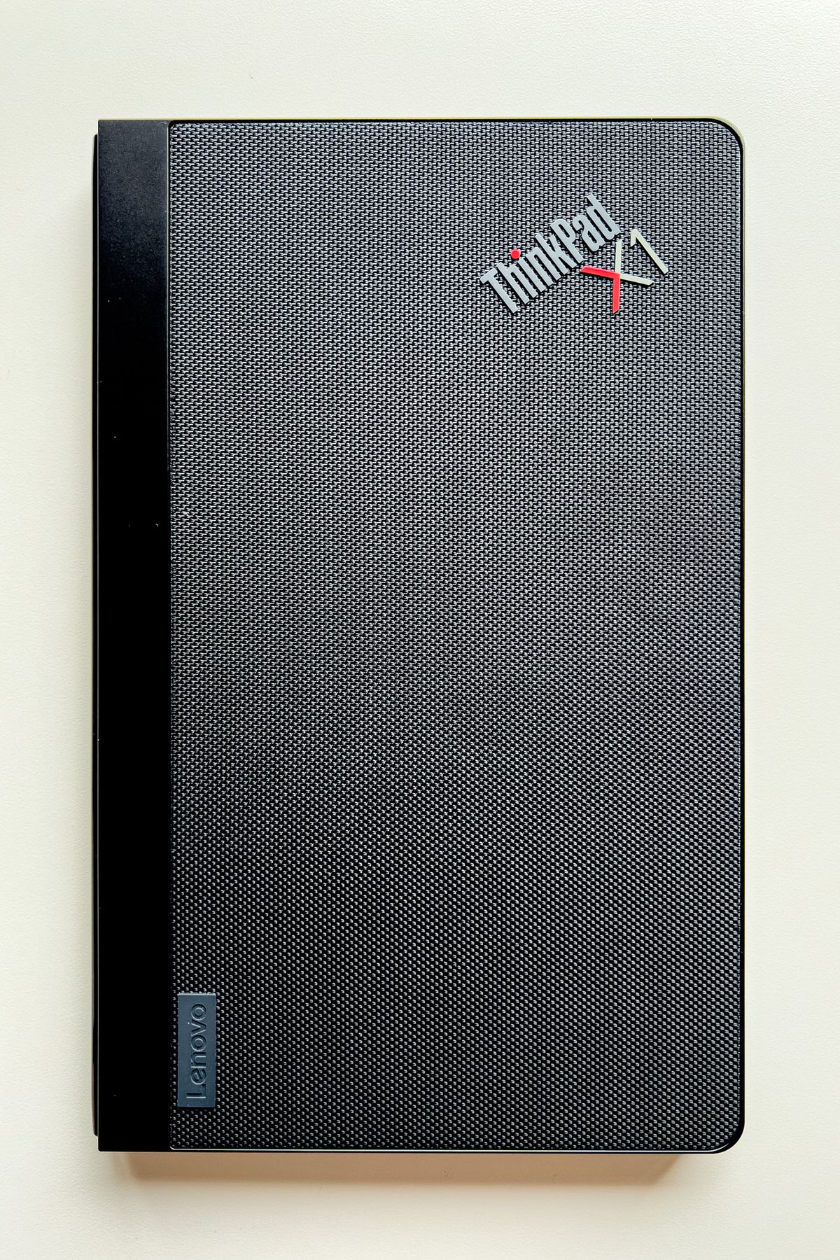 El ThinkPad X1 Fold cerrado sobre una mesa blanca.