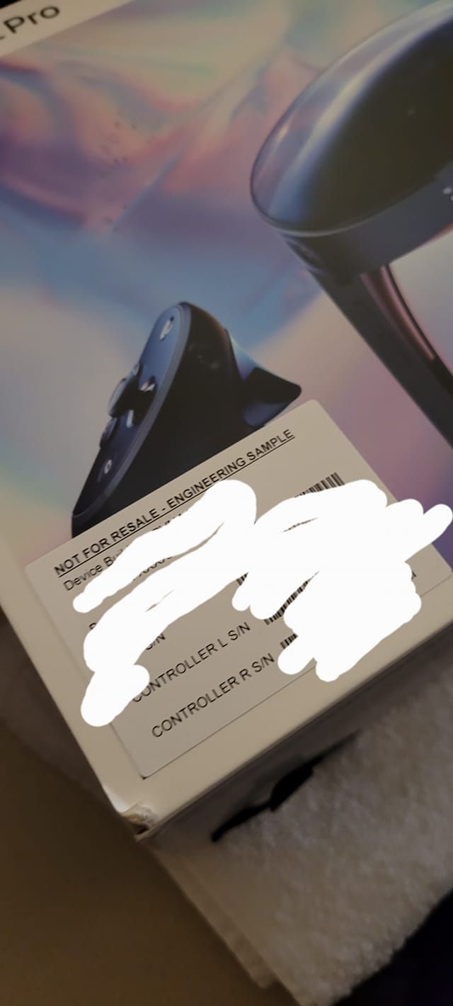 Una etiqueta en la supuesta caja de Meta Quest Pro indica que es una muestra de ingeniería.