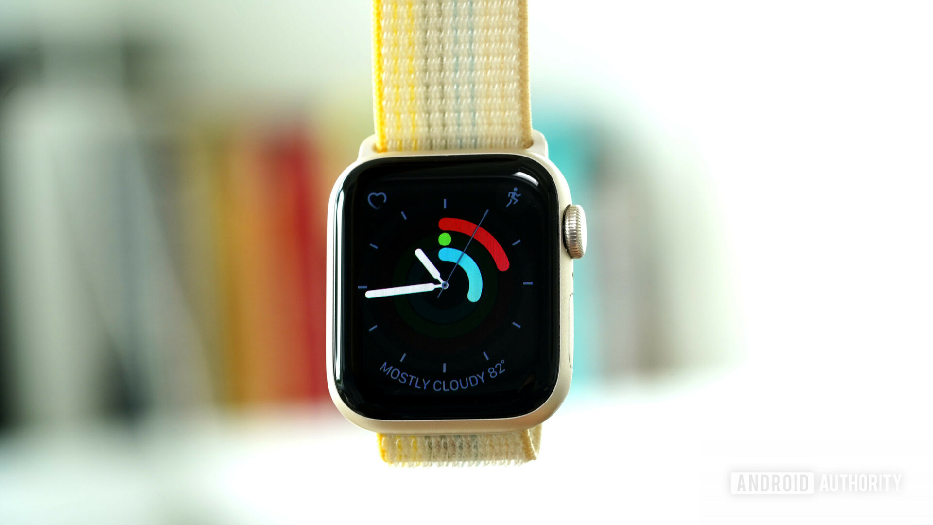 Un Apple Watch SE 2 muestra la esfera del reloj Activity Analog.