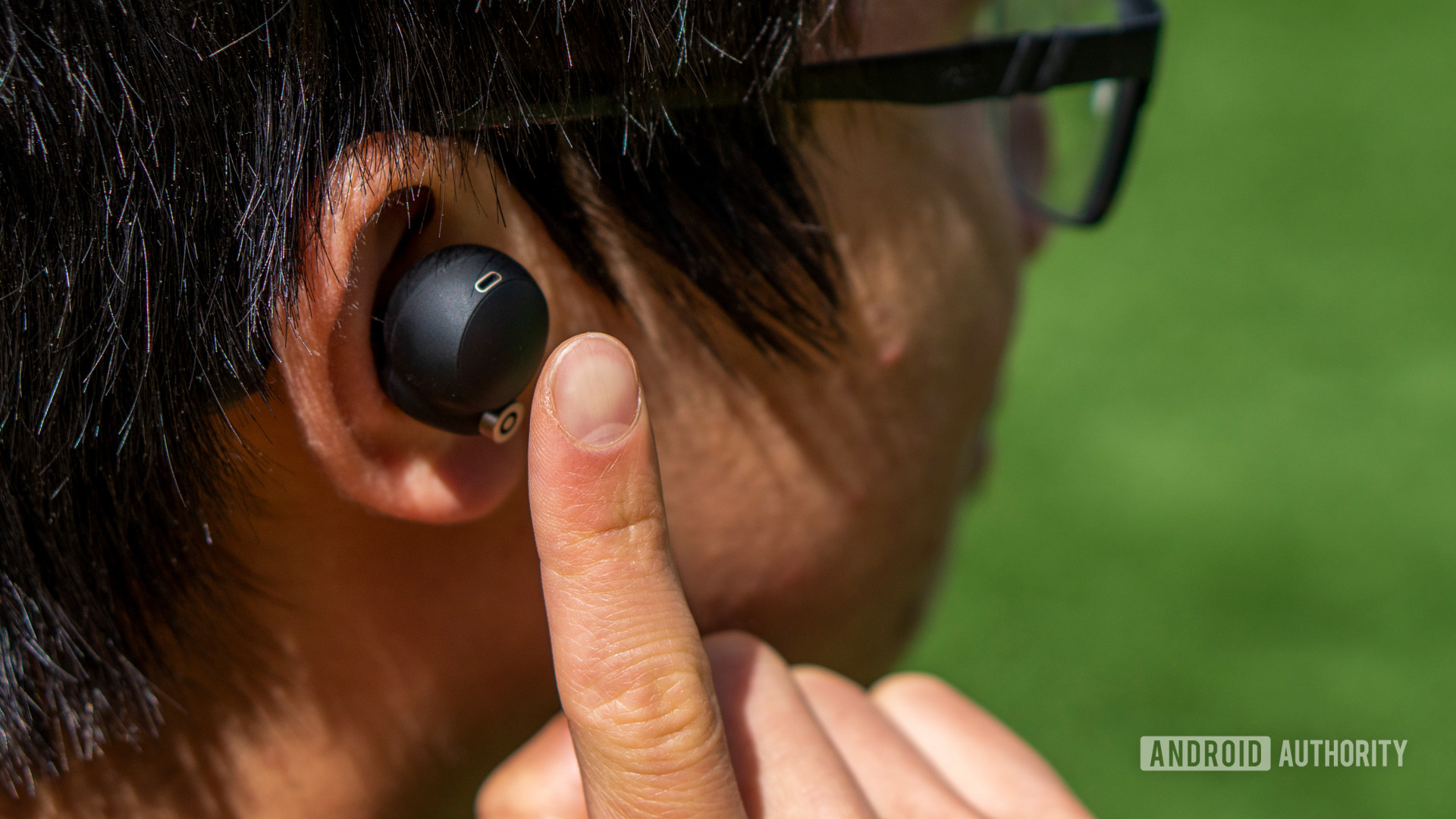 Una persona con un Sony wf 1000xm4 en los oídos.