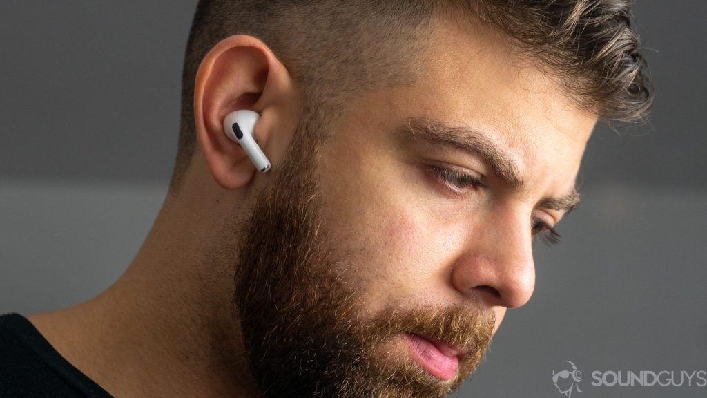 AirPods Pro (primera generación) en los oídos de una persona.