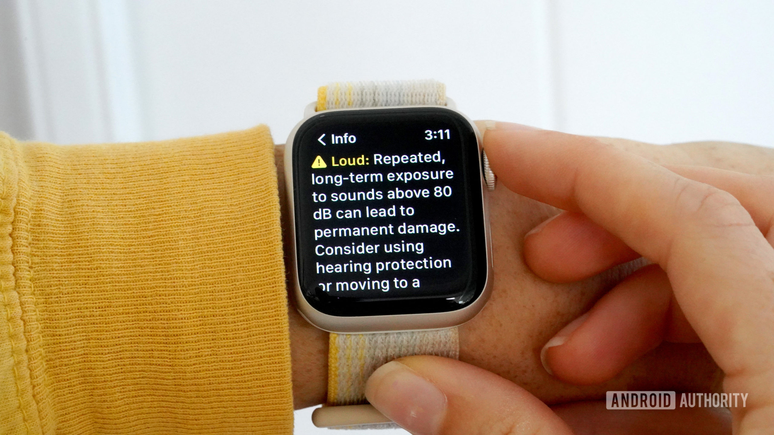 Un usuario de Apple Watch SE 2 revisa la información en la aplicación Noise.