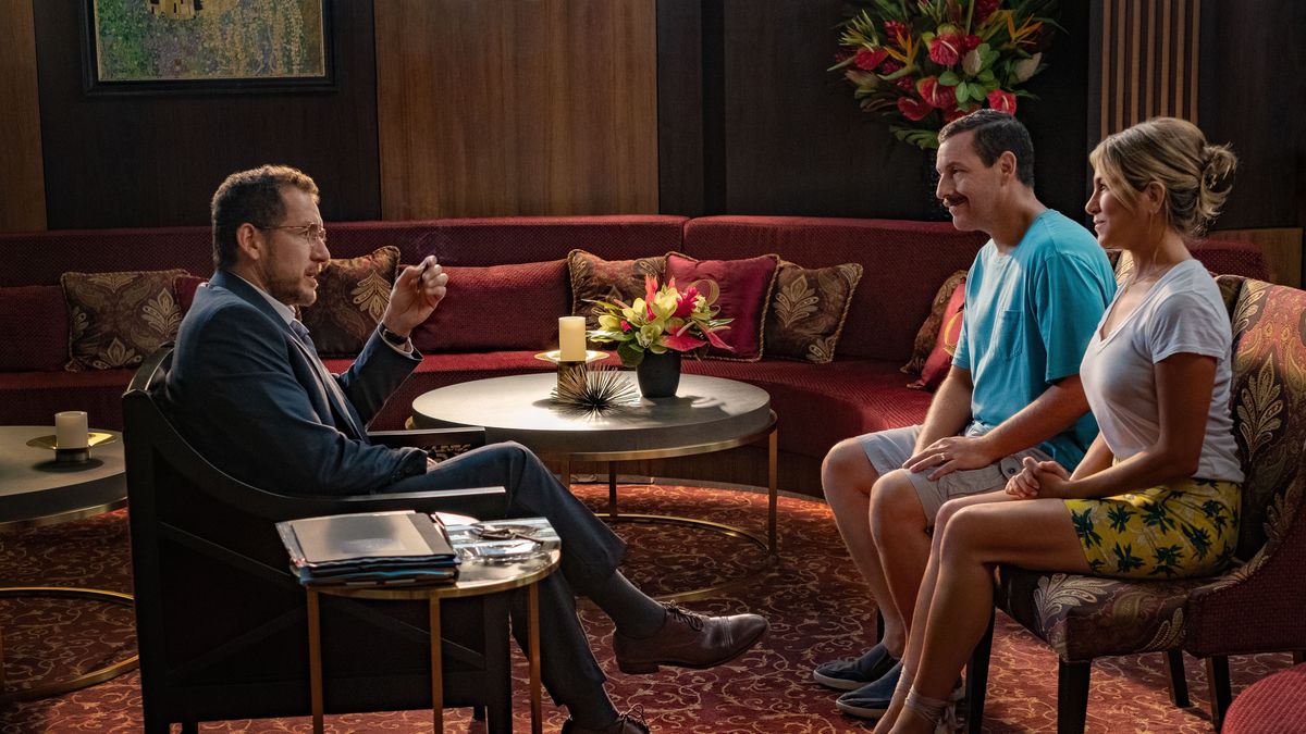 Adam Sandler y Jennifer Aniston se encuentran con un hombre en las películas de misterio Murder Mystery en Netflix