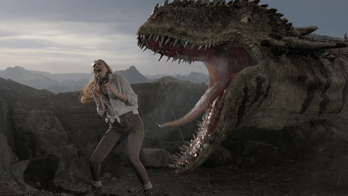 Karen Gillan como Carol Cobb huyendo de un CGI T-Rex en The Bubble: fracasos de transmisión de 2022