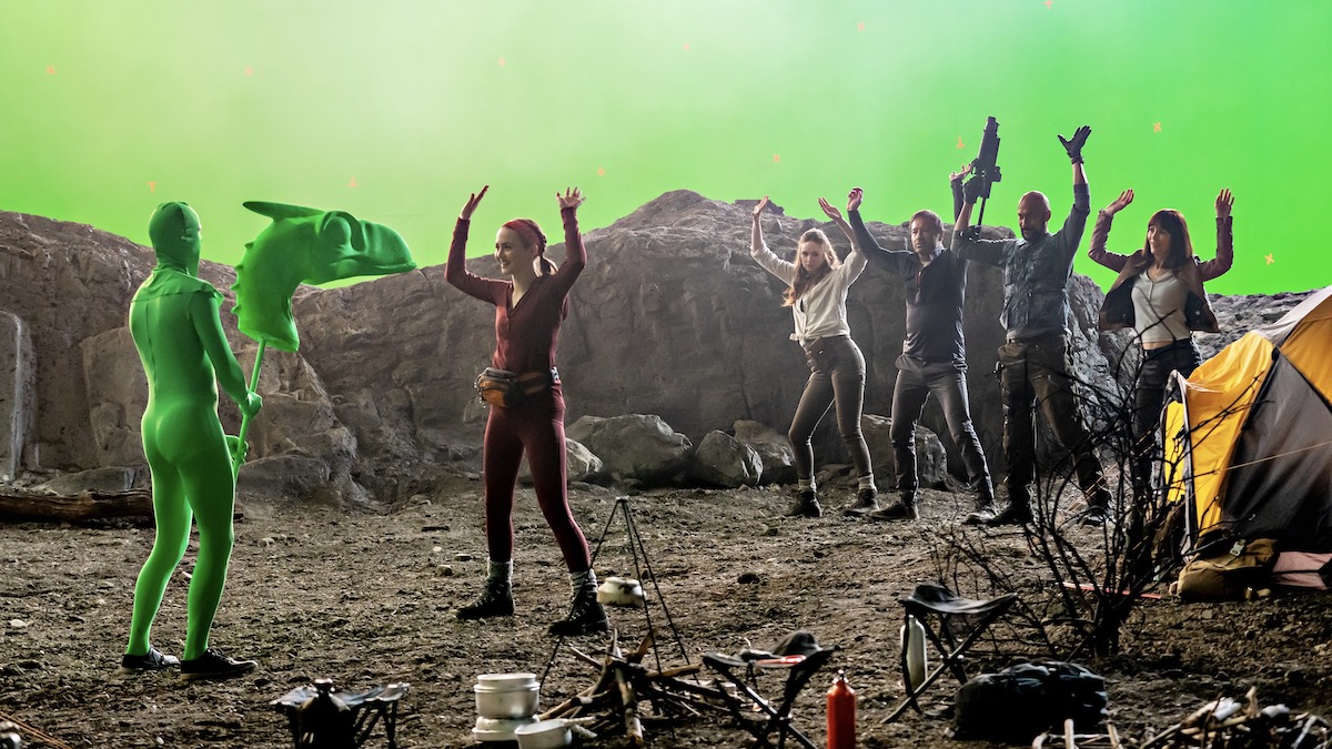 Iris Apatow como Krystal Kris, Karen Gillan como Carol Cobb, David Duchovny como Dustin Mulray, Keegan-Michael Key como Sean Knox, Leslie Mann como Lauren Van Chance actuando frente a una pantalla verde en The Bubble