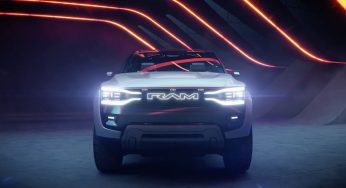 La Ram 1500 Revolution trae la energía de un muscle car, y toneladas de trucos, a la carrera de camionetas EV