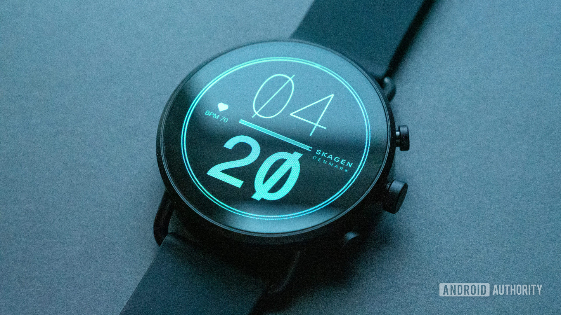 Una imagen del Skagen Falster Gen 6 en una mesa que muestra la esfera del reloj y la pantalla
